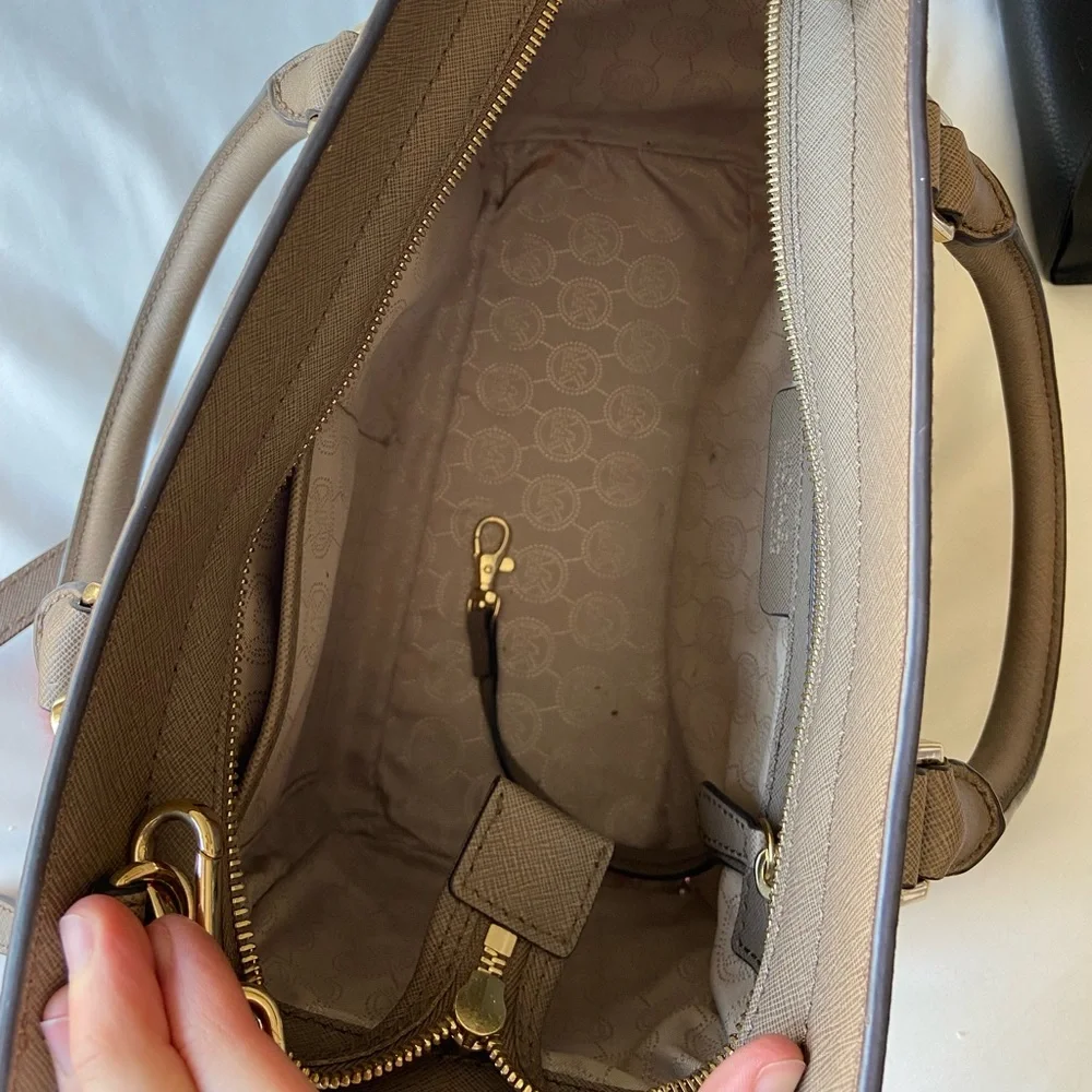Michael Kors handbag (comes with strap, storage case & puff ball) - Picture 3 of 4